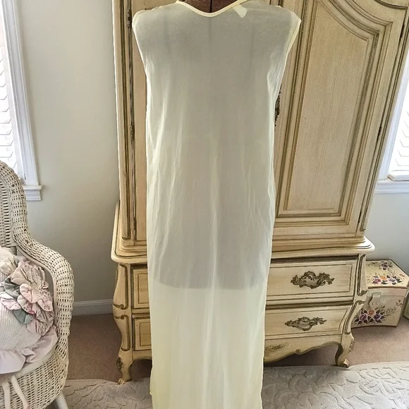BUTTERY YELLOW, VTG BERNETTE NYLON, LONG PEIGNOIR SET! SZ MED